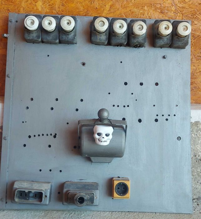 Продавам оборудвано електрическо табло от гетинакс - текстолит