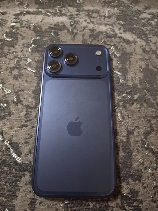 Продам Айфон 17про мах