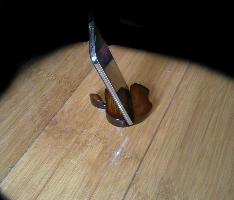 Декоративная подставка  для смартфона