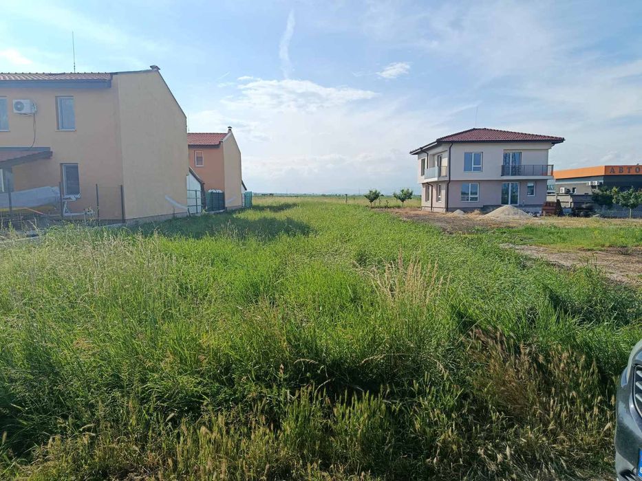 продава парцел в божурище на гл път за гурмазово 700 кв за 2 къщи строй се на калкан