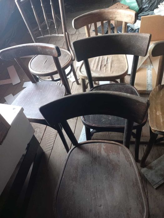 Scaune vechii din lemn si covata din lemn