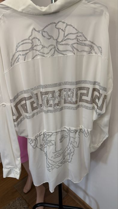 Риза бяла с камъчета по-нея