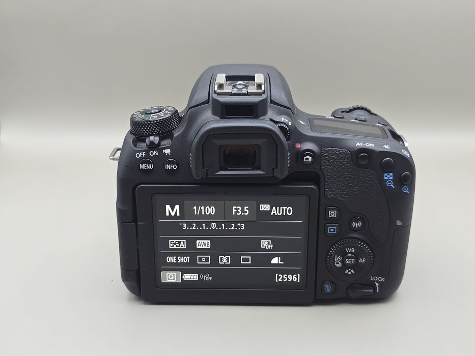 Doar 382 cadre!!!  Kit DSLR canon 77D +  canon ef-s 18-55mm  IS  II