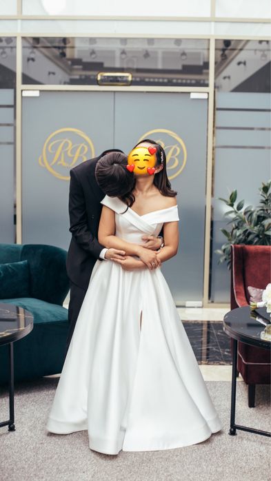 Свадебное платье с вырезом атласное