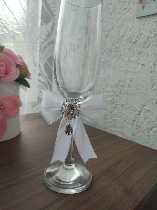 Сватбени чаши за младоженци и кумове