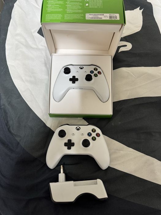 Xbox One S 1TB със два джойстика
