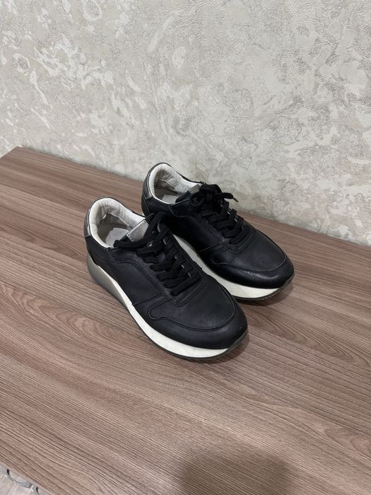 Продам женские кроссовки