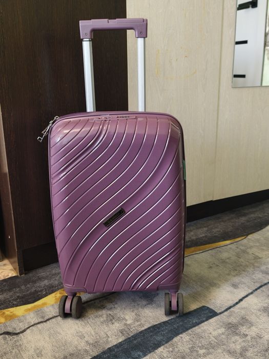 Продам чемодан средний