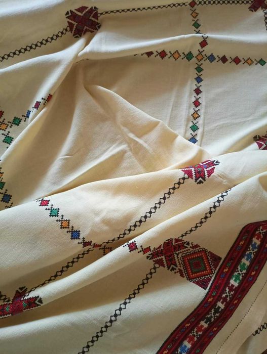 Покривка с богата ръчна бродерия