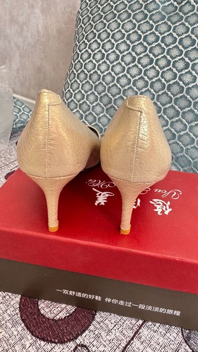 Продам туфли золотистые