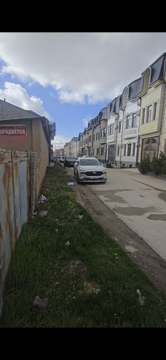 Yer sotiladi 10 sotux 2ta 5 dan yonma yon metroga yaqin joy