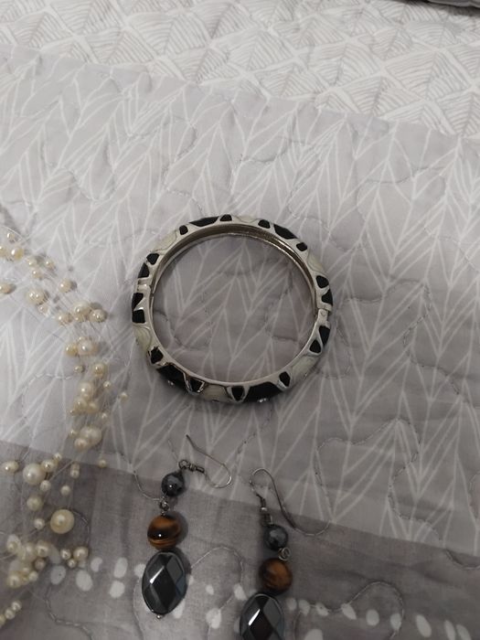 Set colier perle alb,cerceii incheietoarea argento,bratara