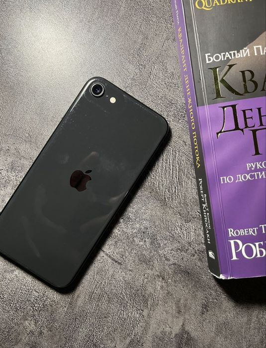 Телефон iPhone SE2020