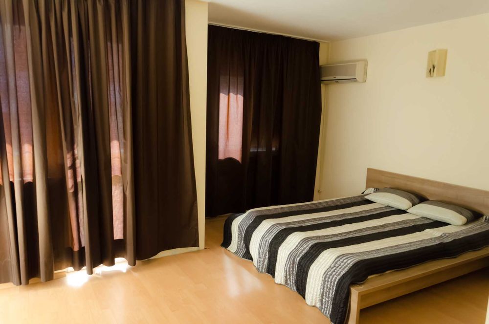 Дава се под наем Етаж от къща в Търговище, Център - 172 кв.м за 438.6 € - Снимка #2