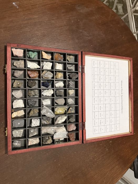 Colecție de Minerale și Roci (50 Piese) - Cutie Lemn