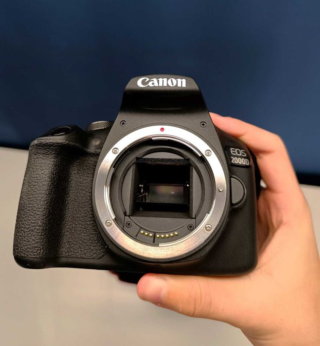 Canon EOS 2000D DSLR Фотоапарат- Перфектно състояние, като чисто нов.