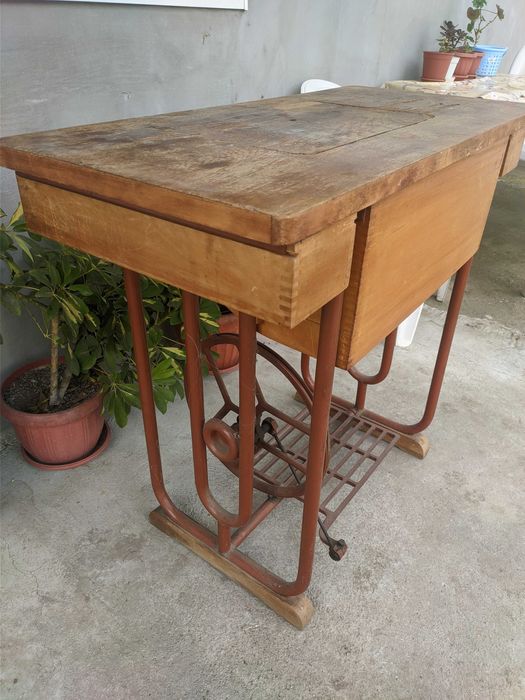 Винтидж крачна шевна машина Lucznik, произведена в Полша