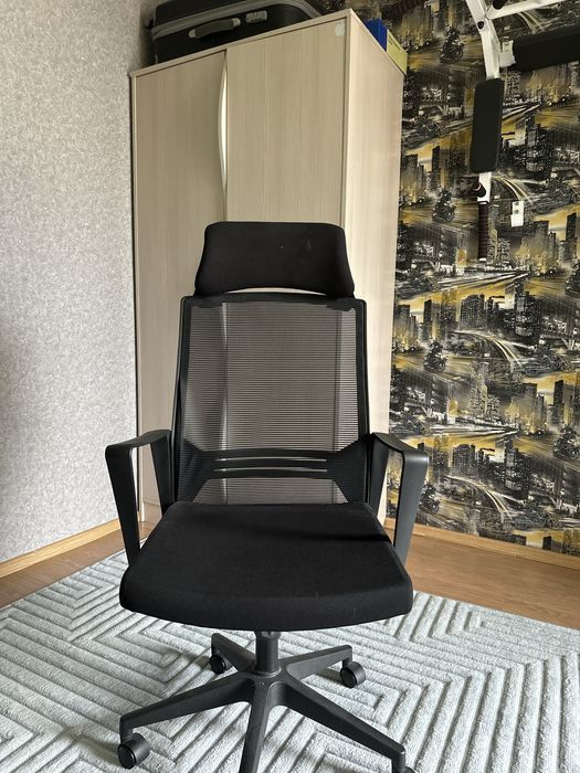 Офисное эргономичное кресло.