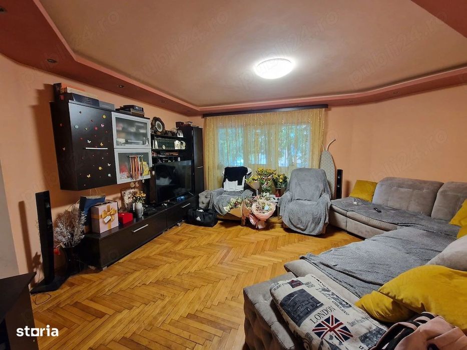 Apartament 3 camere - semidecomandat - zona Soarelui