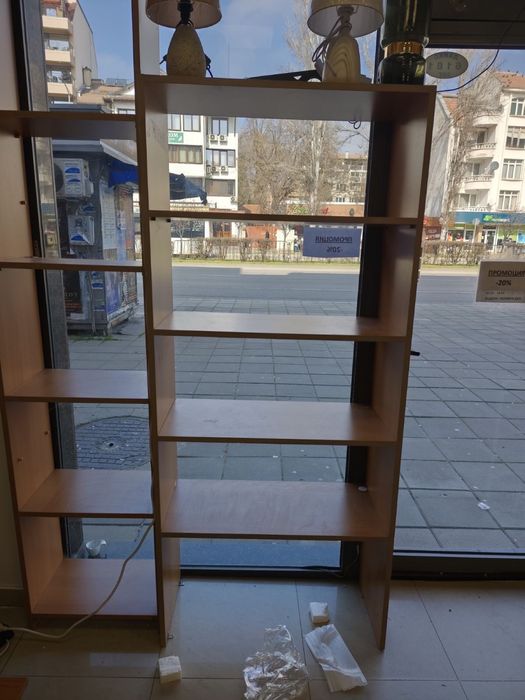 Метални стелажи бели