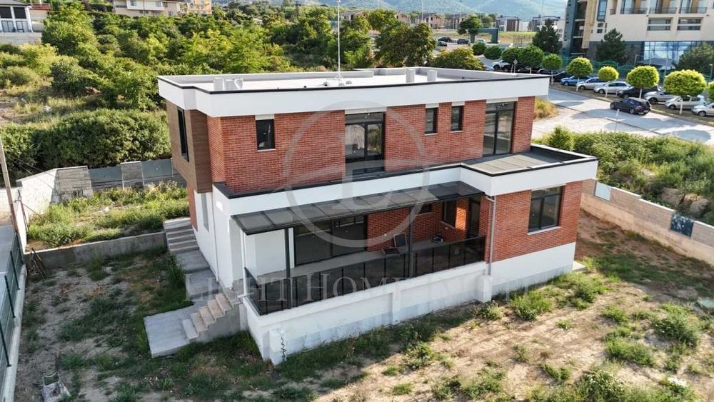 Продава се Къща в с. Марково, Област Пловдив - 260 кв.м за 746 €/кв.м - Снимка #1