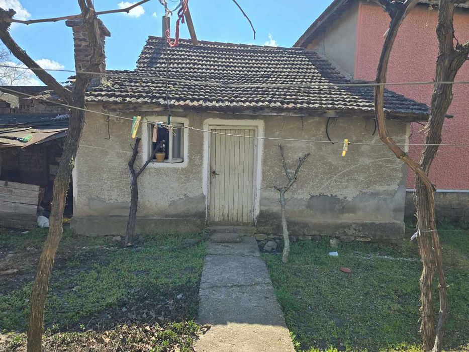 Продава се имот в с. Староселци, обл. Плевен 1 декар двор, две къщи, лятна кухня и селскостопански постройки