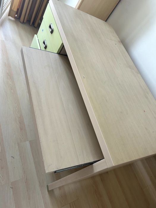 BIROU casa cu 3 SERTARE si spațiu generos pentru laptop si documente