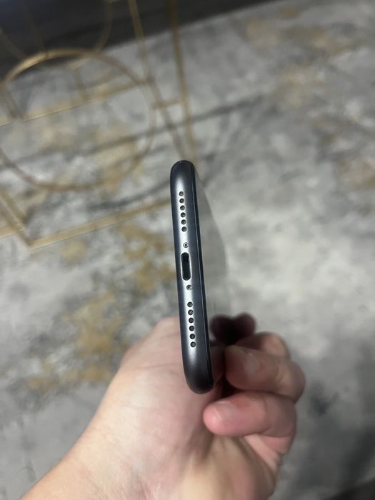 Iphone 11 . Telefonul nu prezinta zgaraieruri, lovituri sau lovituri.