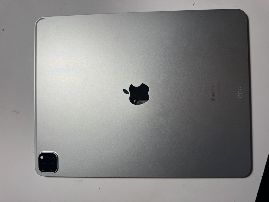 Породавам iPad Pro с калъф с клавиатура и писалка