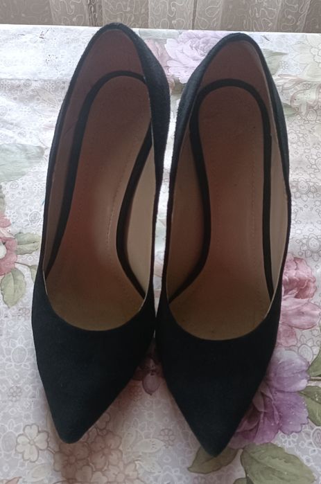 Pantofi piele întoarsă.