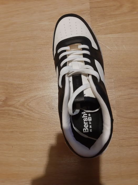 Нови обувки Бершка