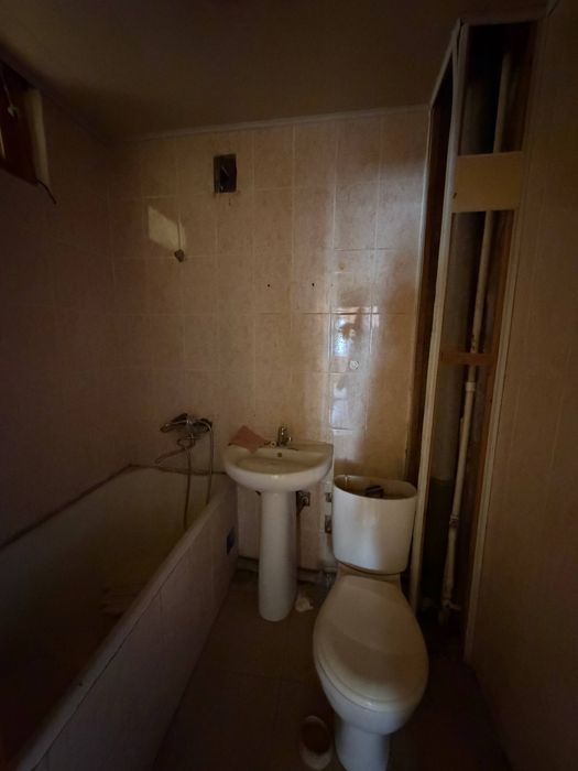 Зудлик билан сотилади 2 хона 2 этаж кирпеч дом 6 метр балконли вокзал