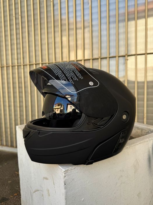 Casca flip-up cu viziera neagra si ochelari de soare negru