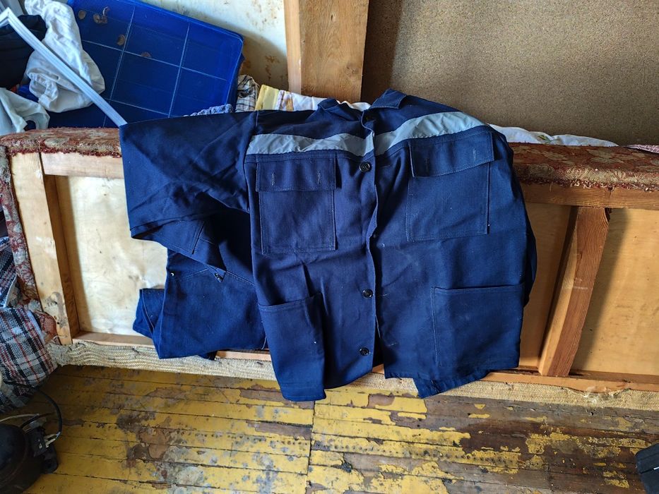 Спецодежда, спецовка, роба.