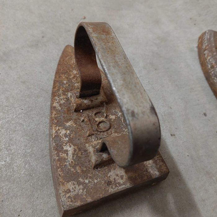 Стара антична метална ютия