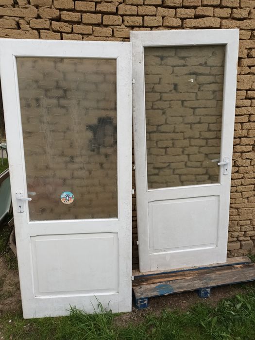 Usi lemn  cu sticlă  și oglinda