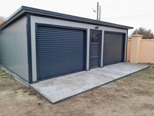 Vand garaje metalice la comanda, din structura metalica usoara si panouri sandwich termoizolante, ideale pentru curte, teren sau spatiu comercial.