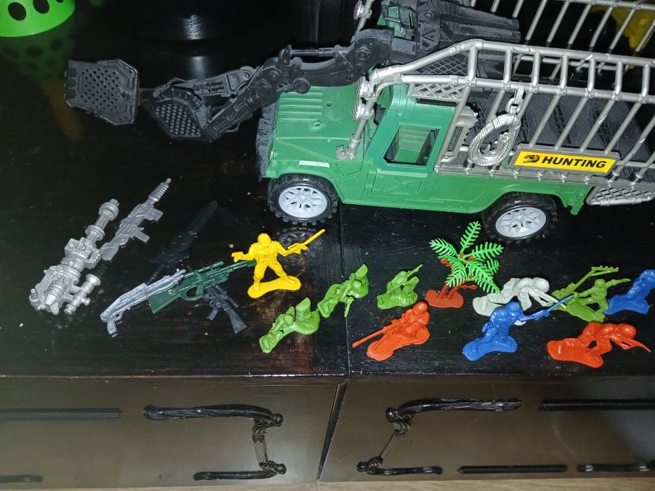 Камион с динозавър