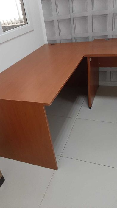 Продам офисную мебель столы, тумбочки, серванты