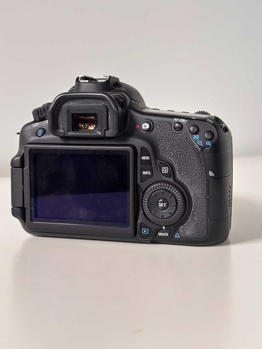 Canon 60D + obiectiv 18-55