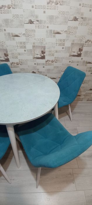 Продам кухонный стол и стулья