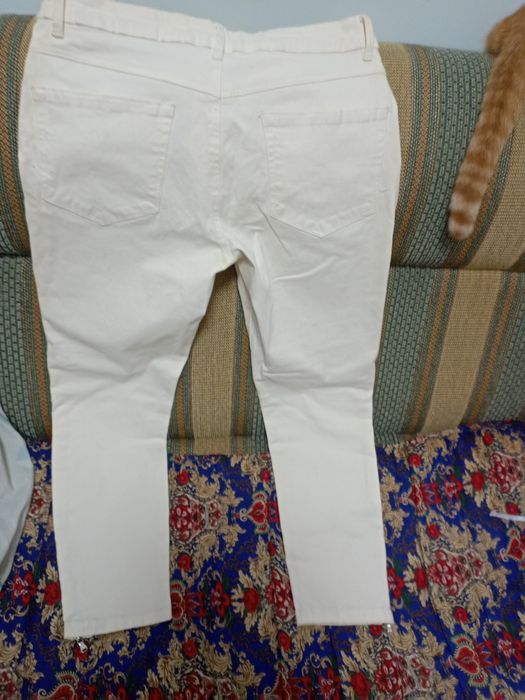Продам  белые женские стрейчевые джинсы