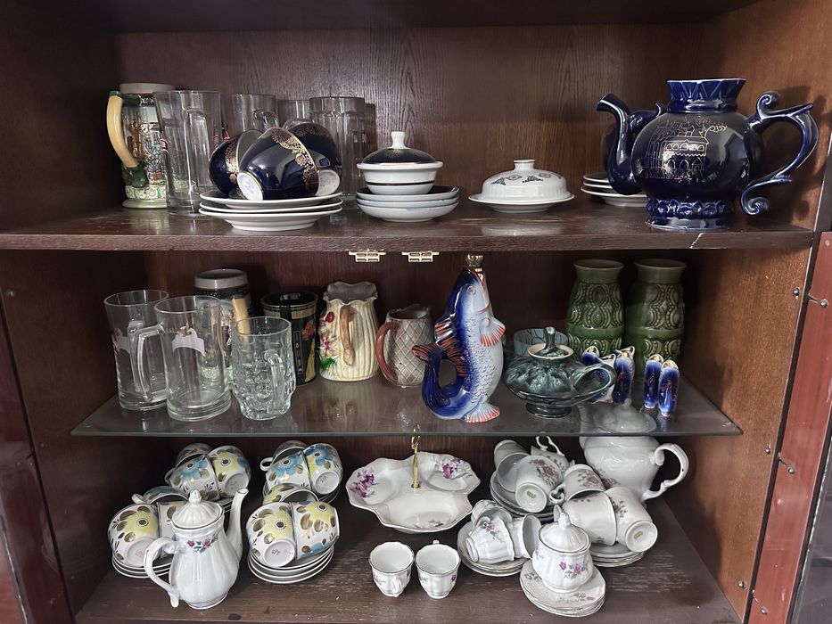Продам сервант с посудой