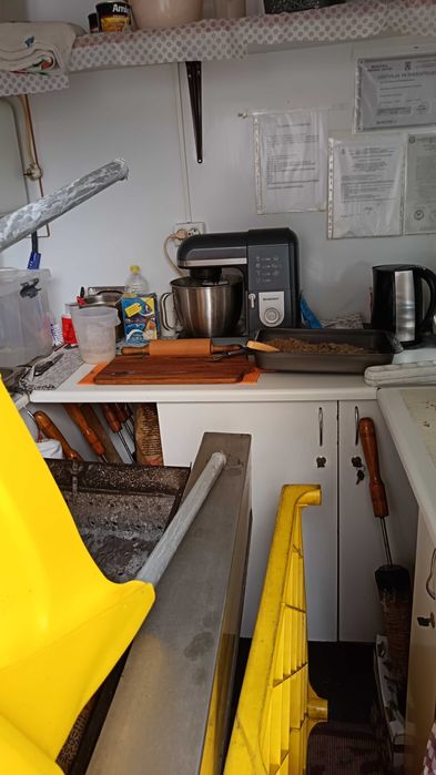 Vînd rulotă fast food.