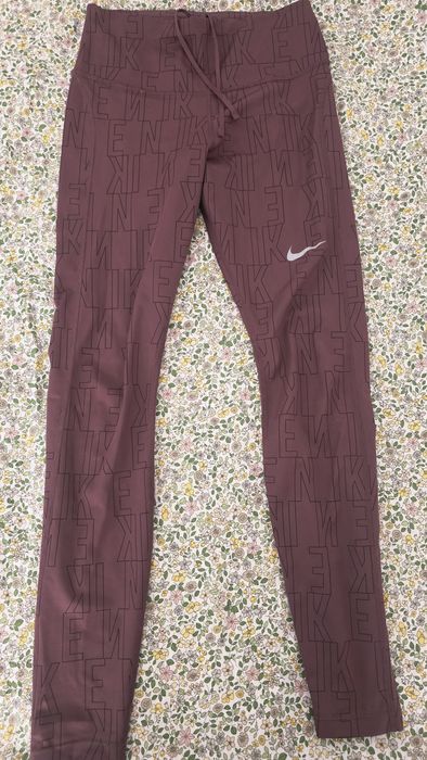 Спортни клинове на марките Nike и Under Armour.