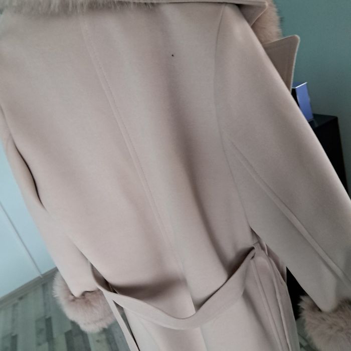 Луксозно палто от кашмир и сваляща яка от лисица.