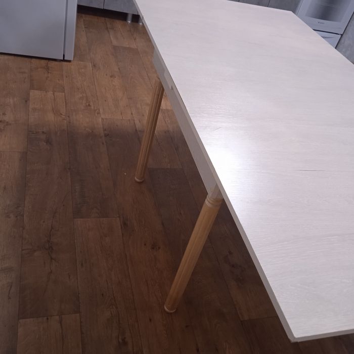 Стол раздвижной  очень устойчив!