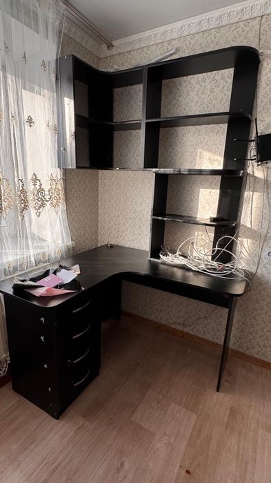 Школьный стол с полками