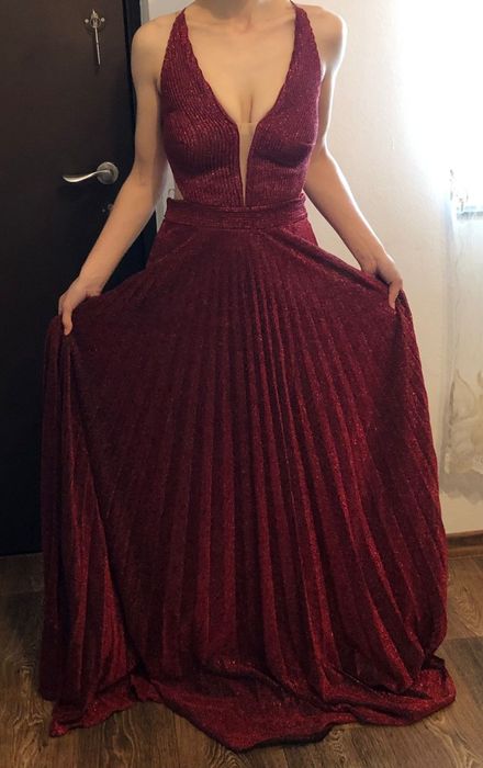 Vând rochie elegantă purtată o singură dată.