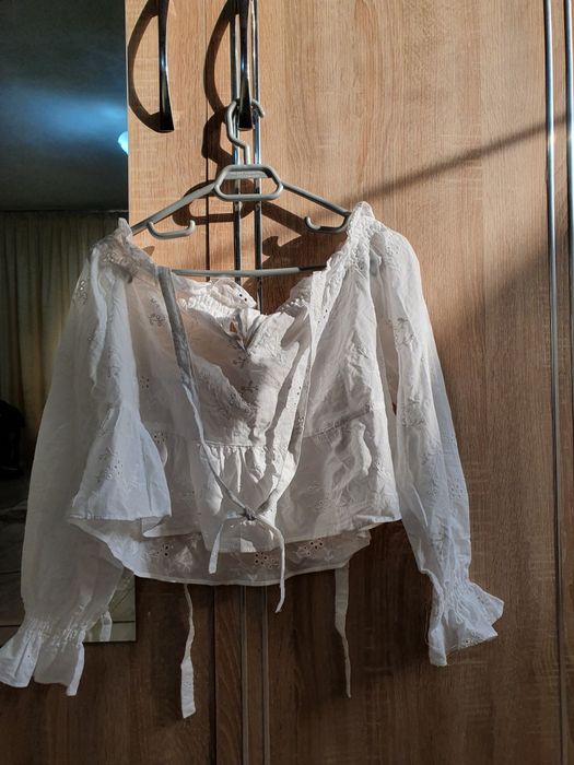 Top cropped cu broderie